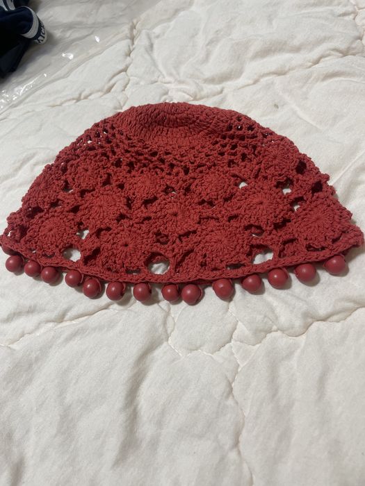 Вязанная шапка с бусинами