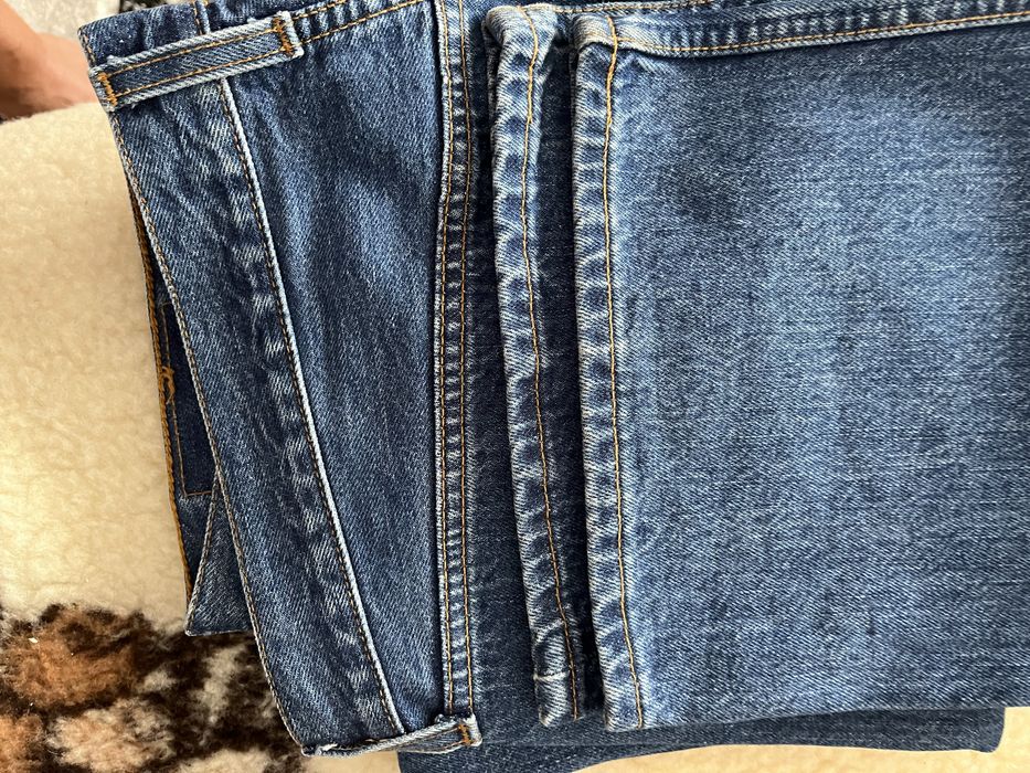 Vand blugi drepti  noi cu eticheta Levis