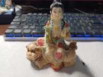 Statueta asiatica cu Buda stand pe un tigru