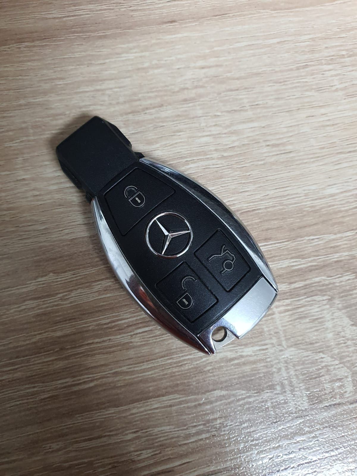 Cheie originală Mercedes-benz cu trei butoane.