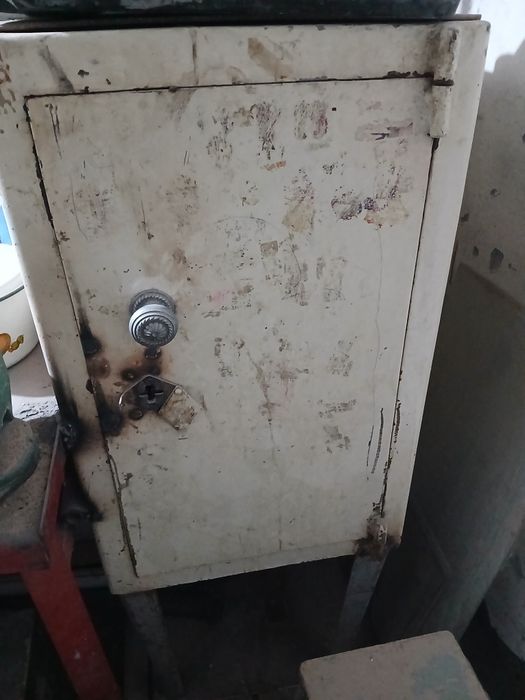 Сейф Металический на ножках.