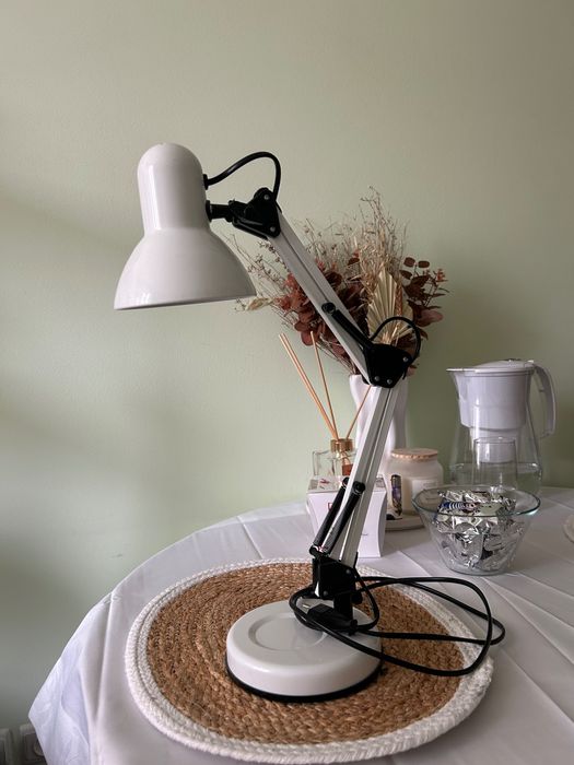 Нова настолна лампа с регулируемо рамо