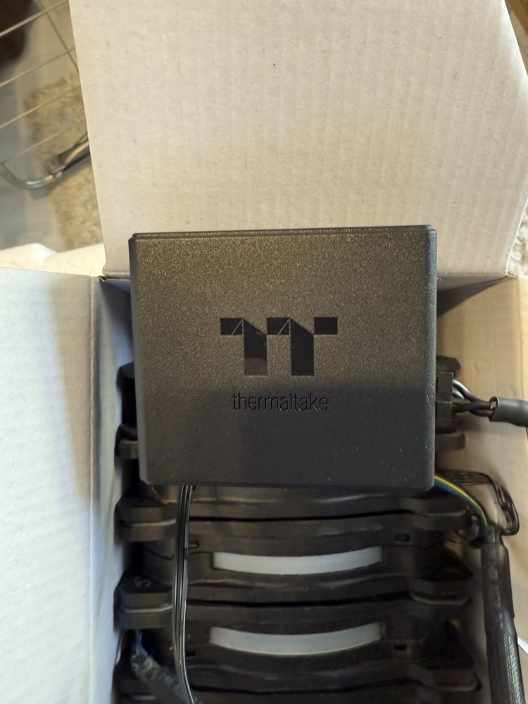 Carcasa Thermaltake View 21 + 5 Thermaltake Riing Plus