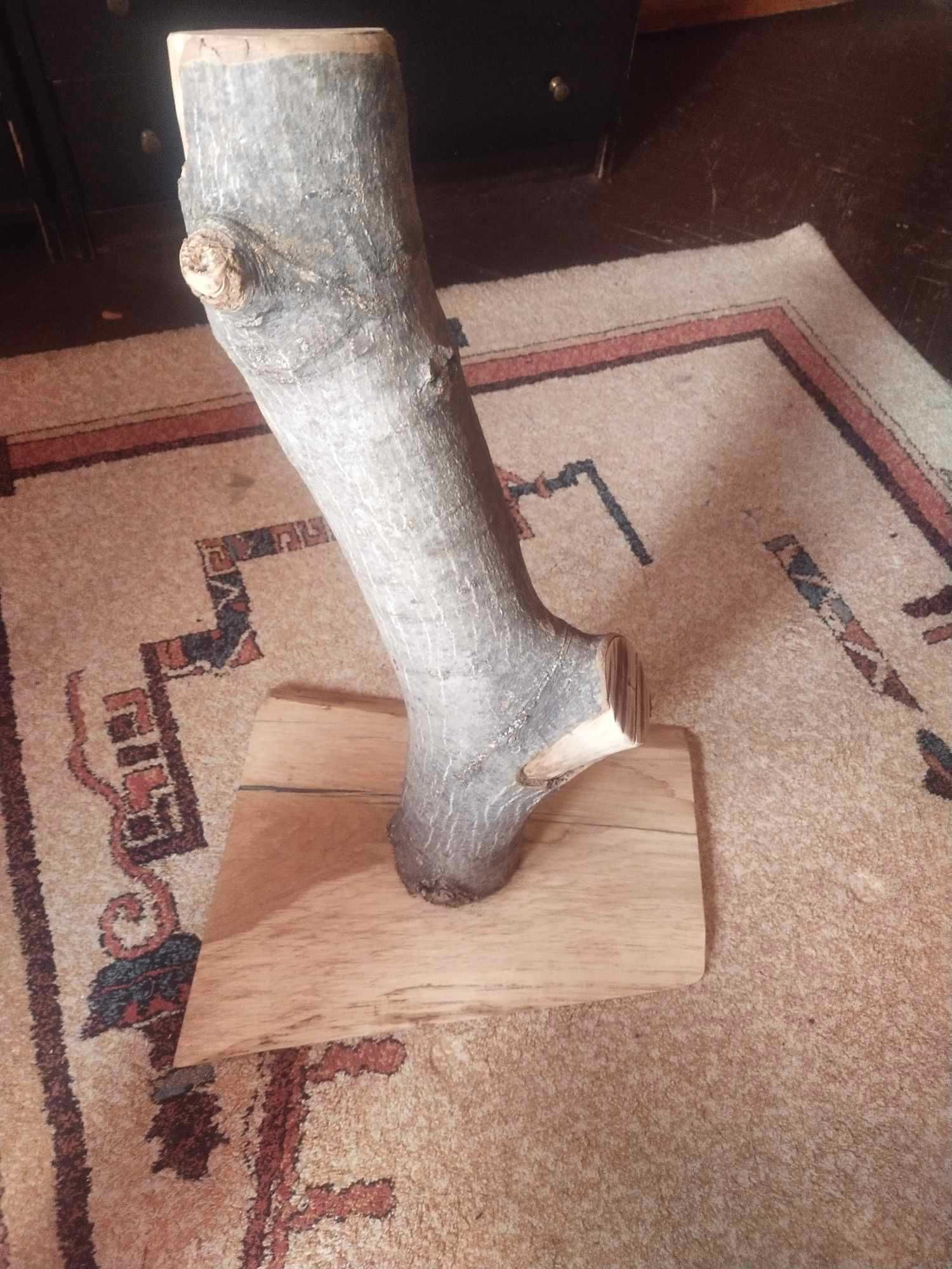 Драскалка за котка от естествено и масивно дърво