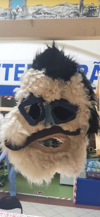 Măști tradiționale românești din blana naturala de oaie lucrate manual