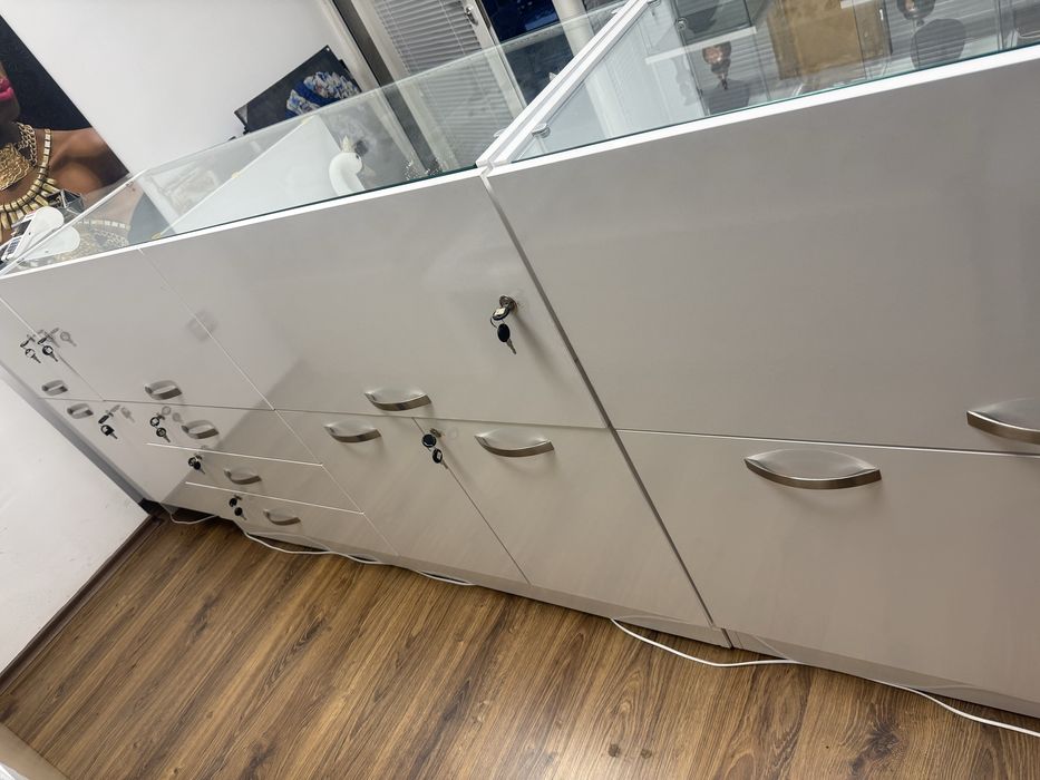 Витрини за бижутерски магазин