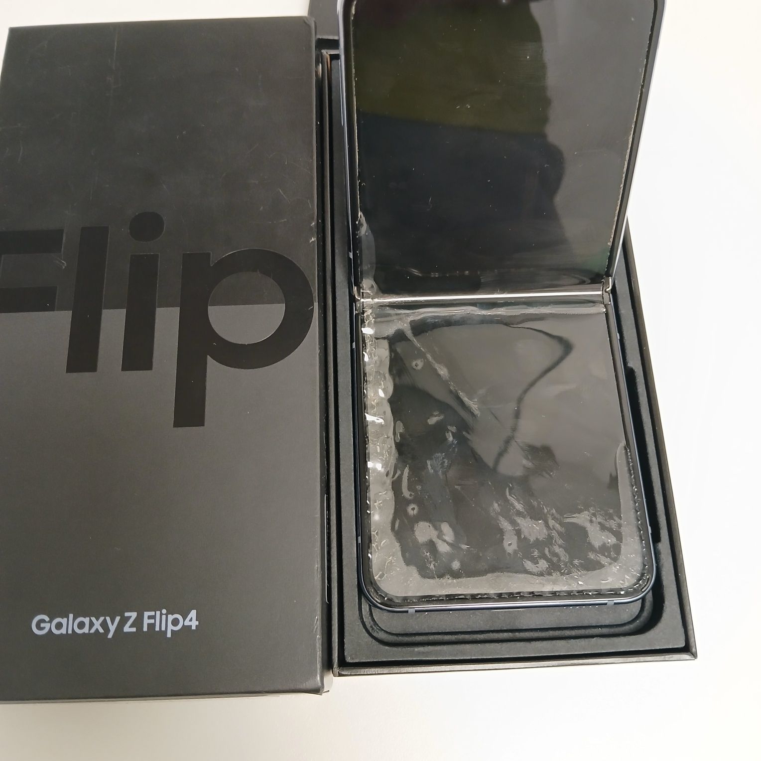 Телефон Samsung Flip 4