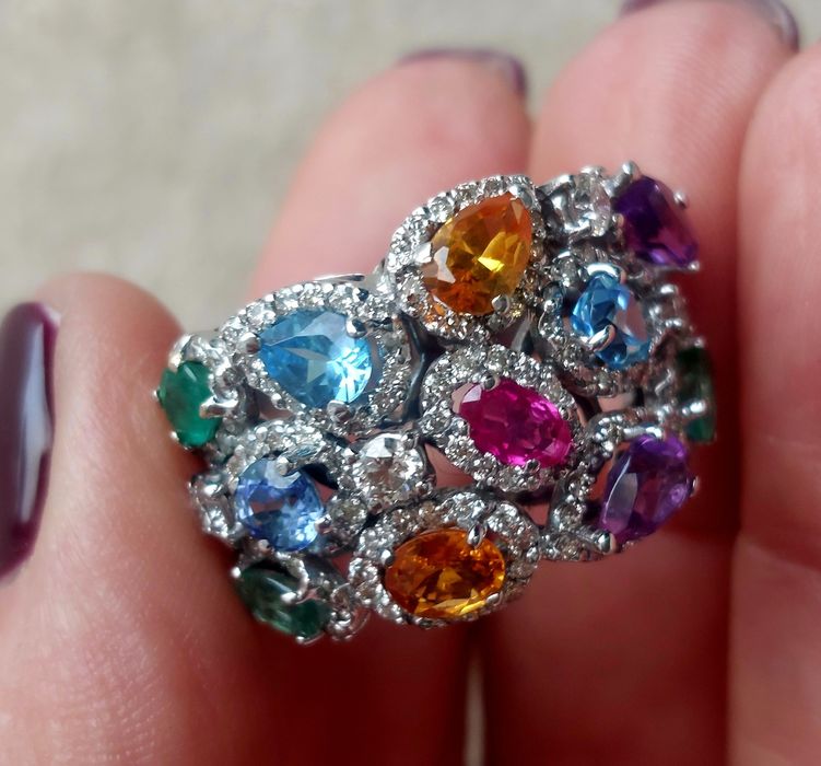 Шикарное золотое кольцо с натуральными самоцветами  и бриллиантами