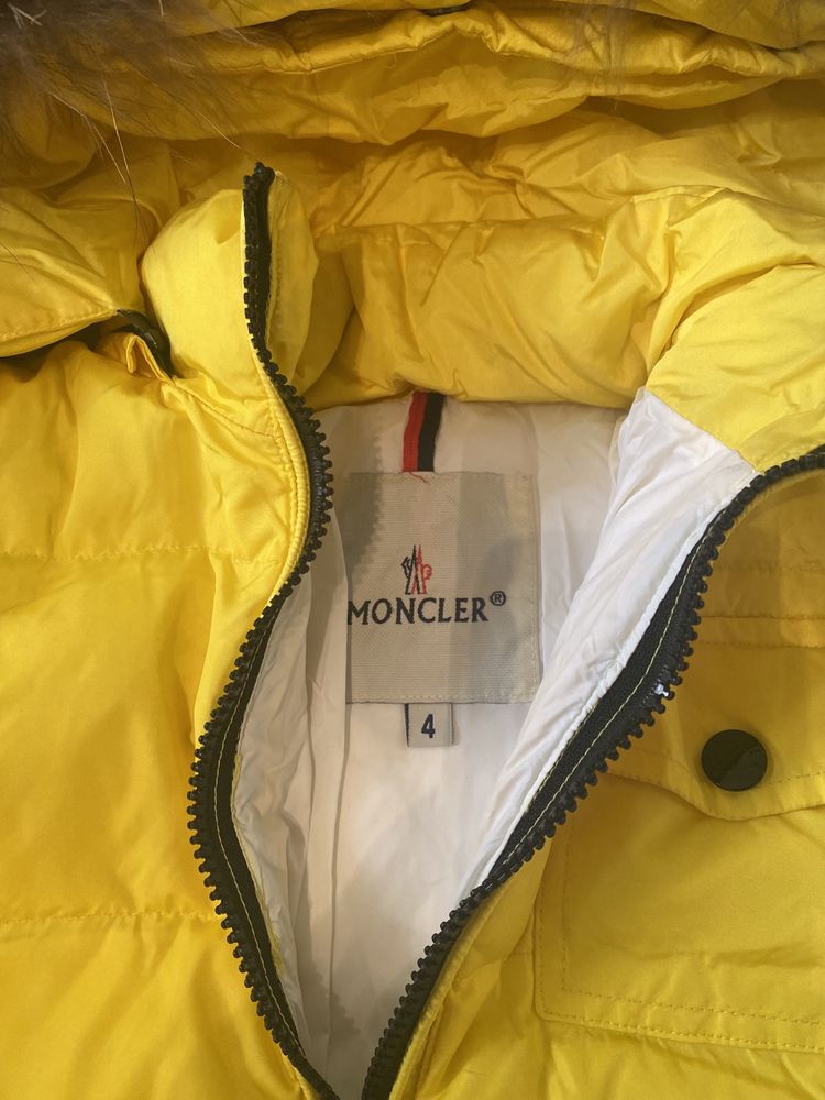 Продам зимний комбинезон Moncler