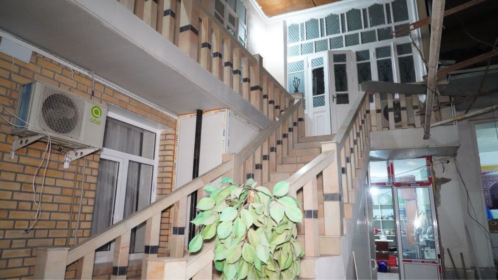 Registon oldida ogil bollar uchun kvartera bor