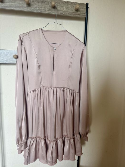 Розова сатенена рокля