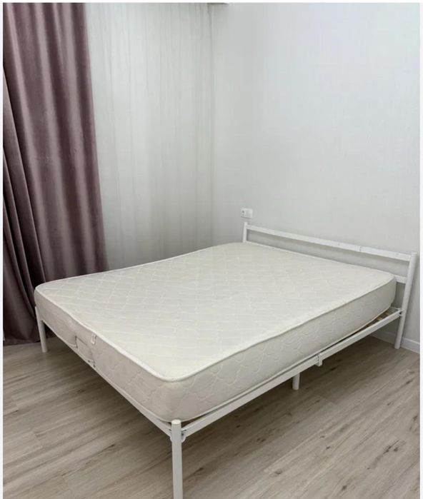 Спальный кроват с матрасом