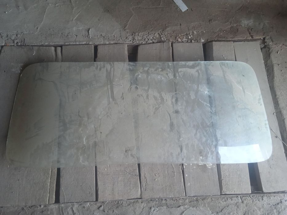 Продам лобовое стекло