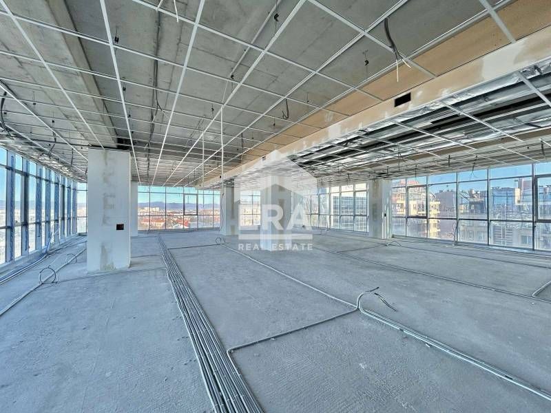 Офис сграда за продажба на оживен булевард до метростанция "Сливница"