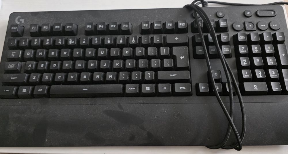 Logitech G213 Tastatura RGB Gaming - multe reglaje - semi mecanica