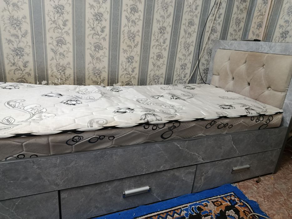 Односпалная кровать в хорошем состоянии