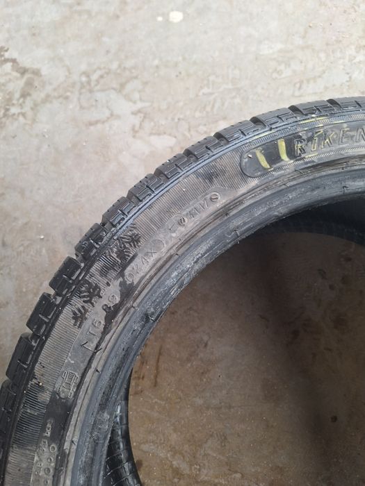 Продавам 4 бр зимни гуми  235 40 18