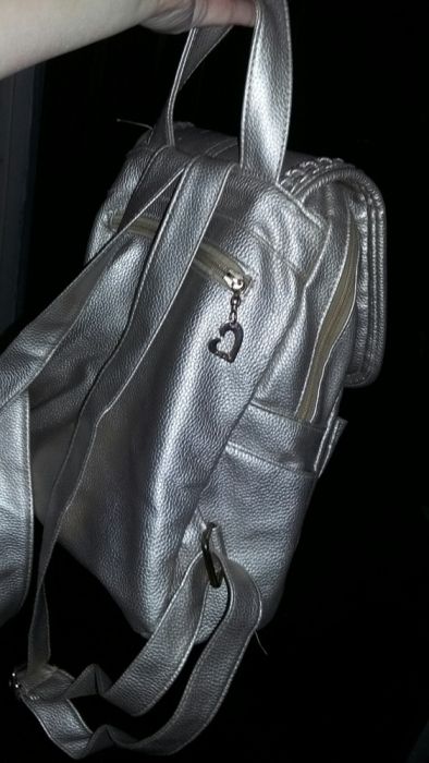 женский золотистого цвета рюкзак сумка 30 см в длину, 27 см в ширину