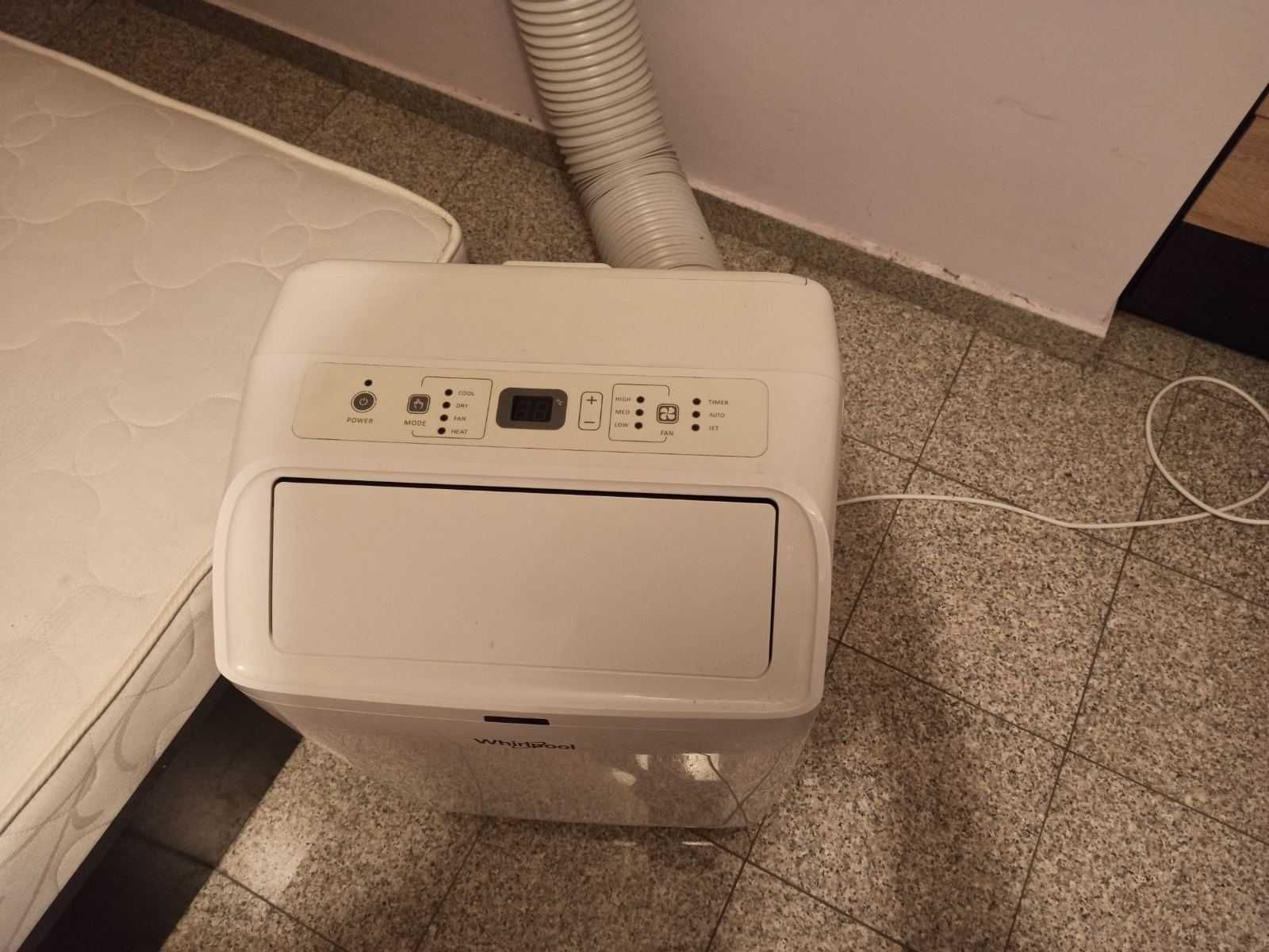Мобилен климатик Whirlpool
