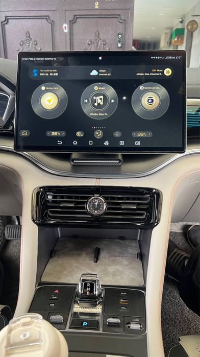 Черная накладка с часами  с надписью BYD