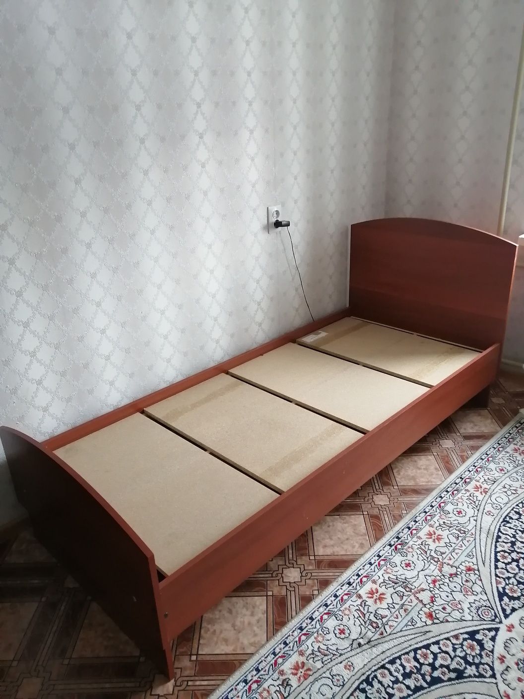 Кровать односпальную с матрасом за 10 000тг