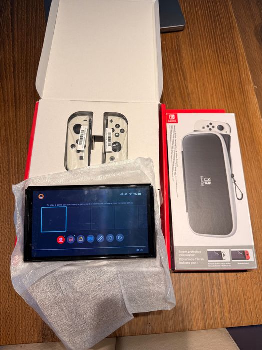 Nintendo Switch + Accesorii - Stare Excelentă
Nintendo Switch 15h