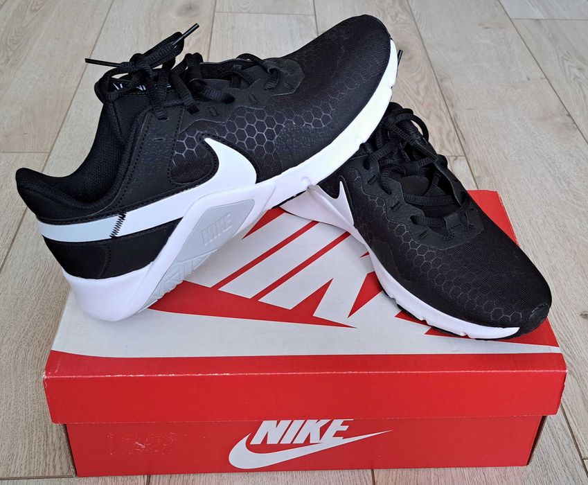 NIKE НОВИ Маратонки-номер 40,5