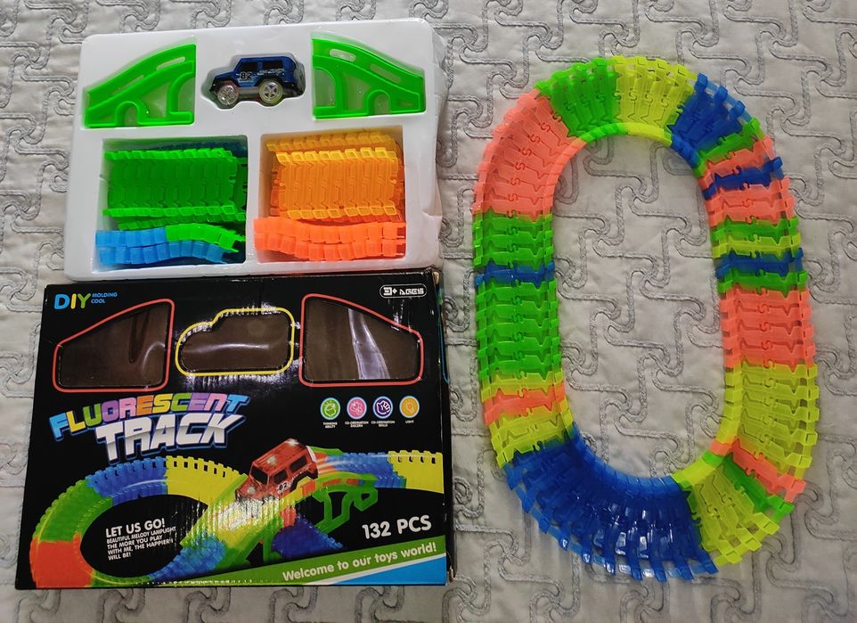 Продаётся игрушечный гоночный трэк с машинкой как новый.