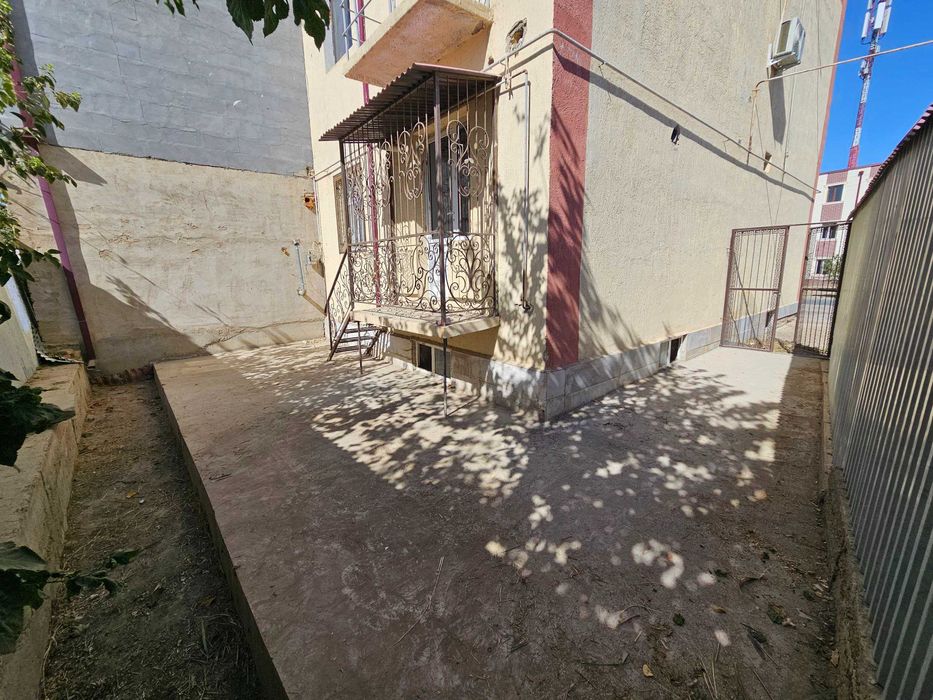 Buxoroda kvattira sotiladi 3 xonali 75m² 1-qavat.