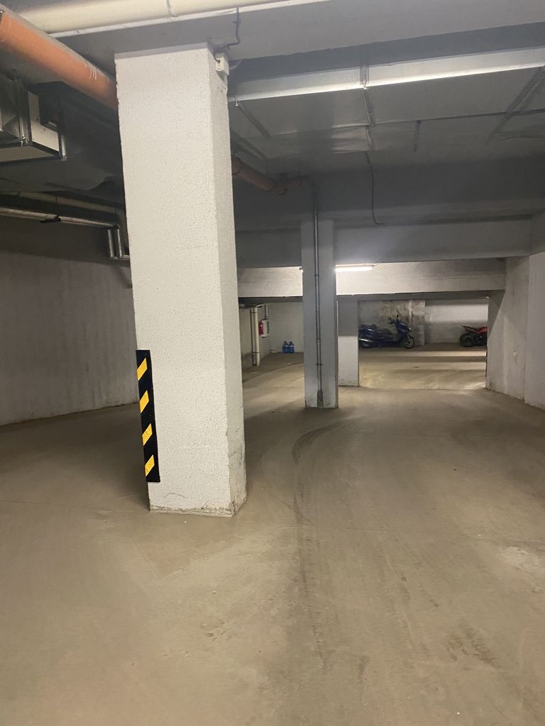 Дава се под наем Гараж / Паркомясто в София, Люлин 5 - 1 кв.м за 841.5 € - Снимка #1