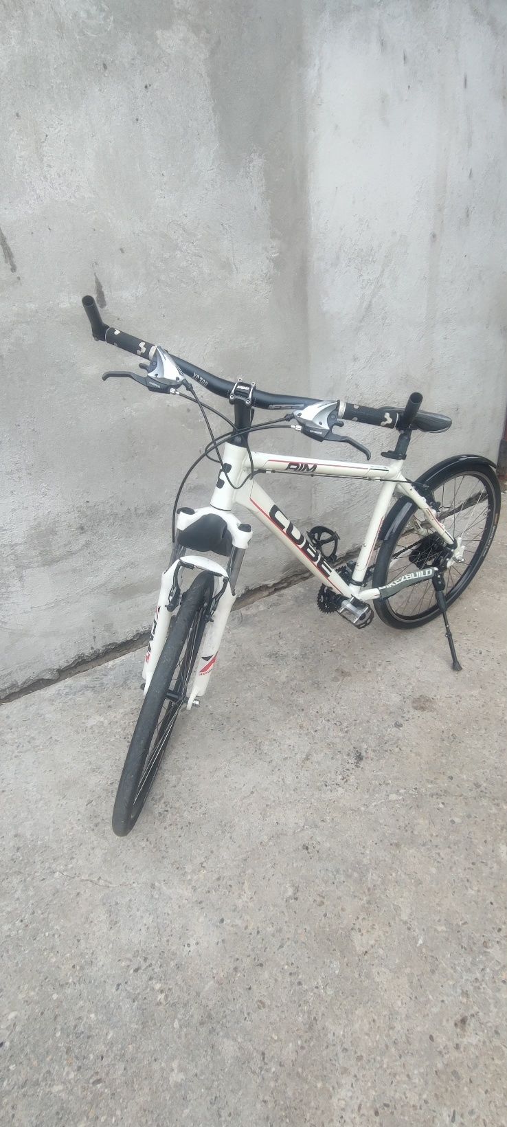 Vând bicicleta CUBE cadru aluminiu