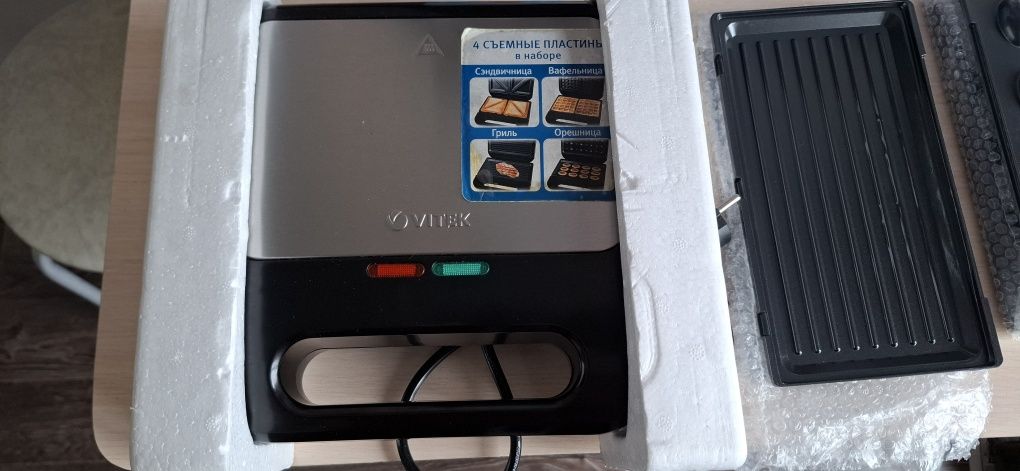 Вафельница VITEK VT-7148 (почти новая)