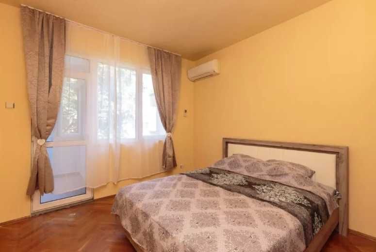 Дава се под наем Тристаен апартамент в Бургас, Център - 82 кв.м за 275 € - Снимка #1