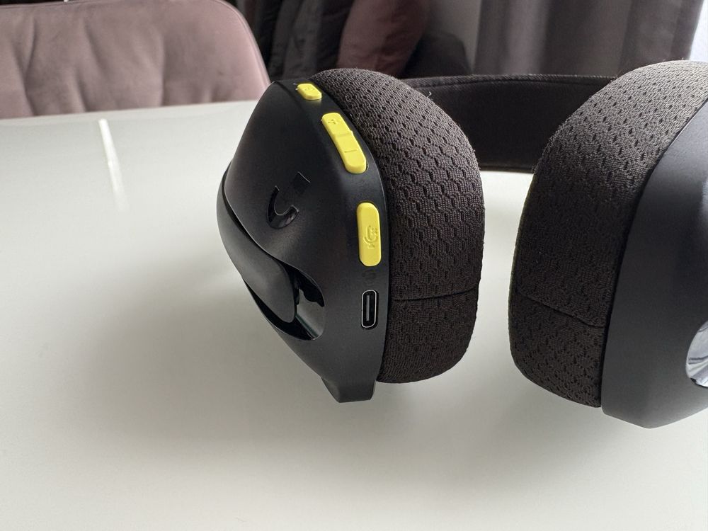 Продавам гейминг слушалки Logitech G435