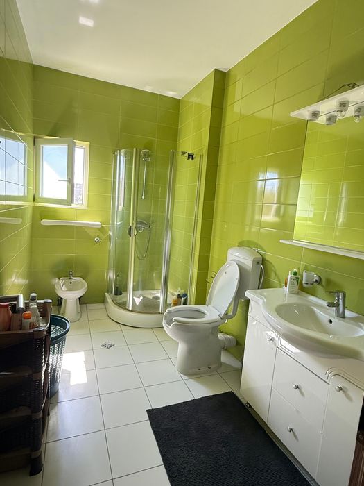 Inchiriez apartament cu loc de parcare subteran