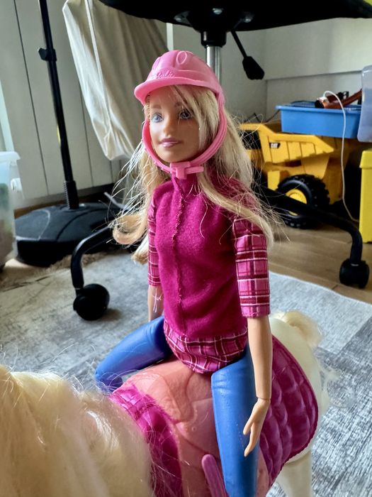 Barbie®  Барби и Кон с движения и звуци