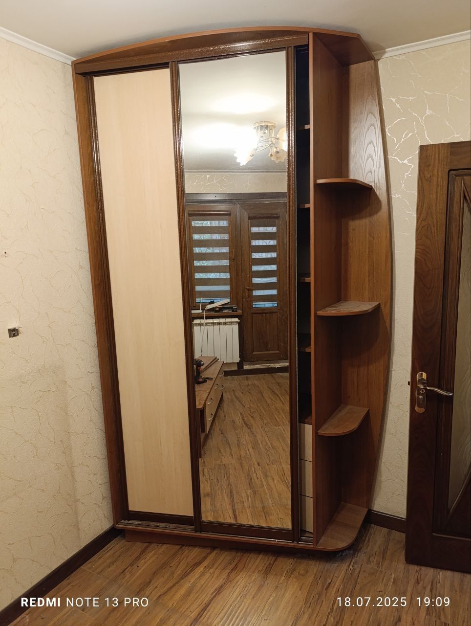 Срочно продам  Шкафы  для одежды