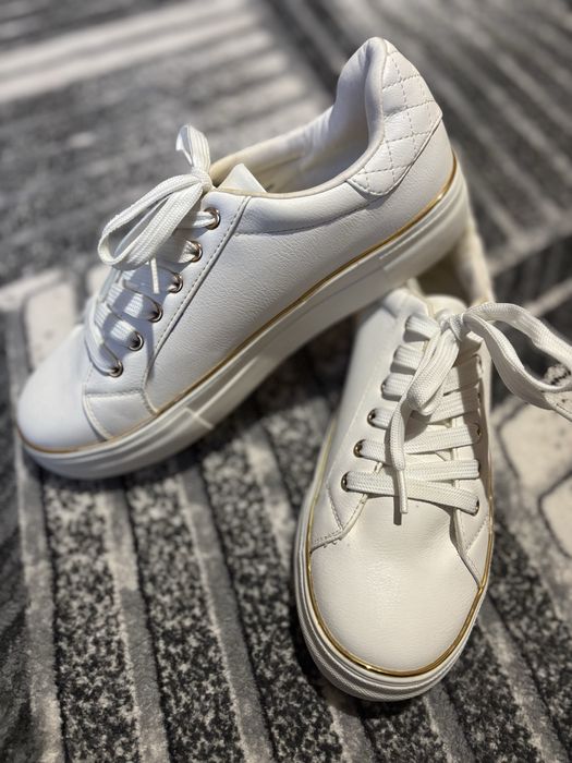 Бели обувки, 38 номер