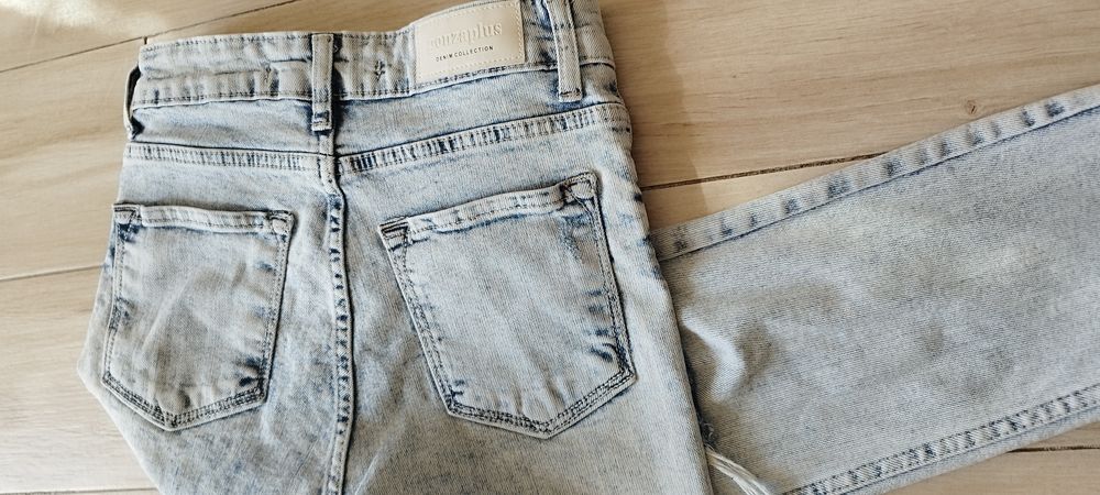 Накъсани светли дънки