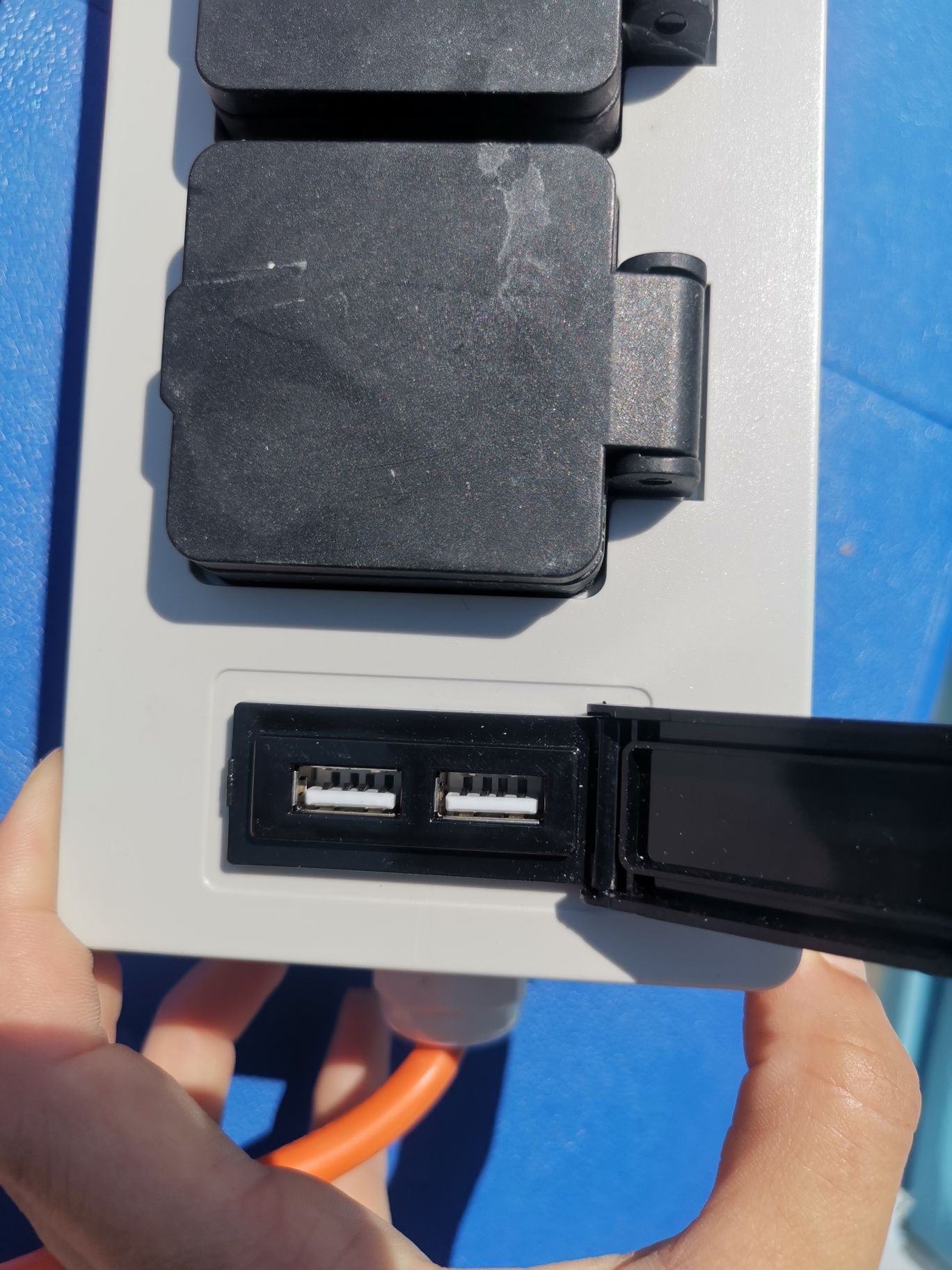 Разклонител с предпазител / 2 USB входа