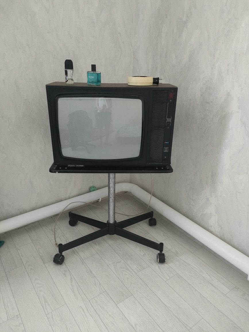 Цветной ретро телевизор вместе с столиком