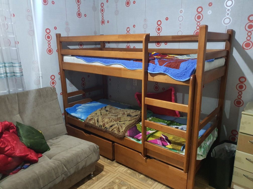 Продам двухъярусную кровать из дерева