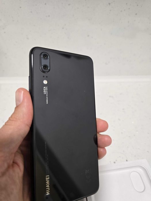 Huawei P20 • 128GB • 4GB RAM • Черен • Отлично състояние + кутия