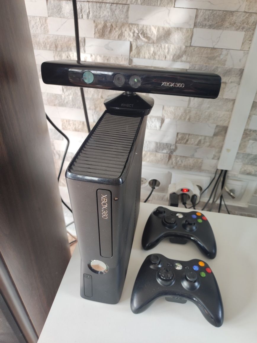 Xbox 360 Slim 320 gb/kinect/33 jocuri/ GTA 5