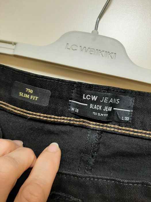 Vand blugi De calitate ,Noi