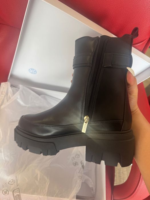 Боти на марката GUESS