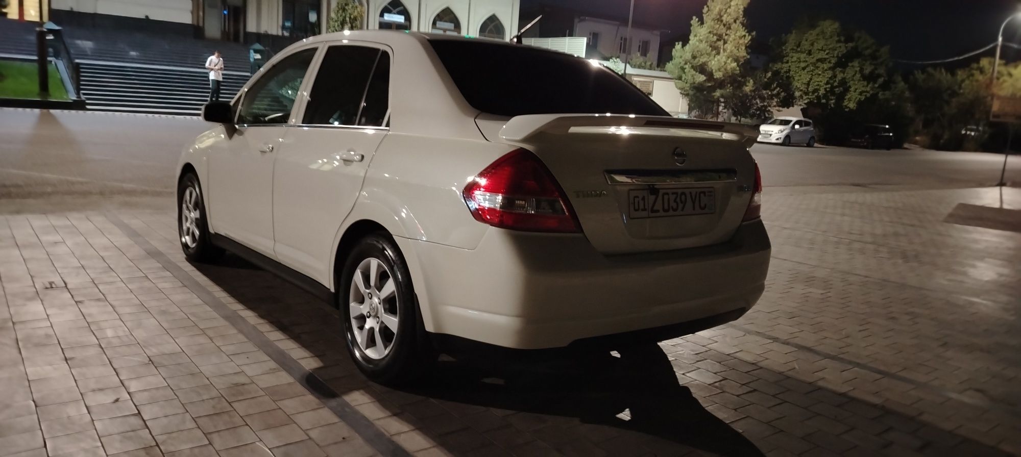 Nissan tiida  1.8 срочно сотилвоти