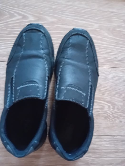 Vând pantofi fără șireturi. Nr 44 negru 40 RON