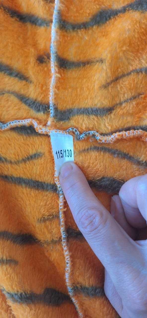 Костюм тигра, очень мягкий, плюшевый, на рост 115-130, примерно 5-8лет