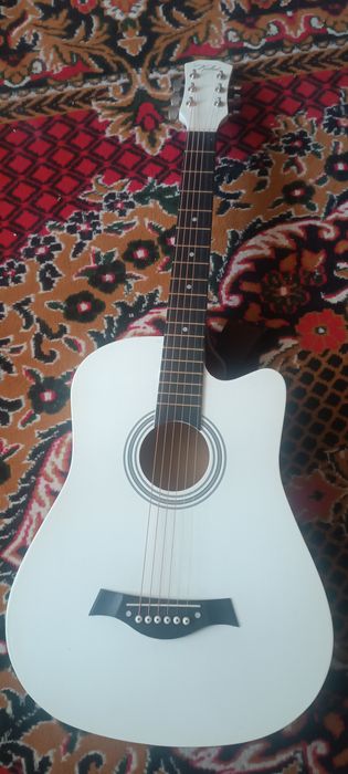 Gitara akustika ..